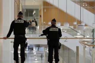 Une centaine de personnes du public et de nombreux journalistes de 70 médias, 300 ont été accrédités, se sont pressés plusieurs heures avant l'ouverture du procès devant le tribunal spécialement aménagé (archives). KEYSTONE/AP/FRANCOIS MORI